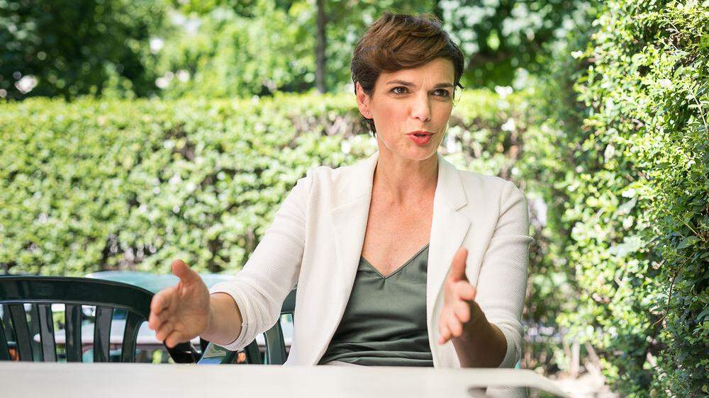 SPÖ-Chefin Pamela Rendi-Wagner beim Interview im Wiener Volksgarten.