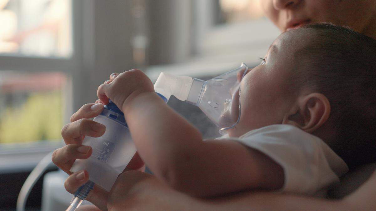 Besonders für Neugeborene und Säuglinge kann Keuchhusten lebensbedrohlich werden. Sie können durch eine Impfung der werdenden Mutter im letzten Schwangerschaftsdrittel geschützt werden 