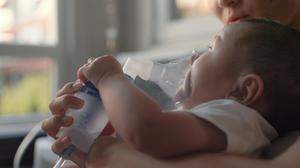 Besonders für Neugeborene und Säuglinge kann Keuchhusten lebensbedrohlich werden. Sie können durch eine Impfung der werdenden Mutter im letzten Schwangerschaftsdrittel geschützt werden 