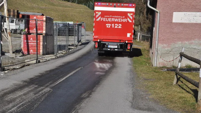 Am 5. März gegen 15 Uhr verlor ein Lkw in der Barbarastraße in Voitsberg eine größere Menge Öl. Der Lenker unbekannte flüchtete daraufhin mit dem Fahrzeug.
