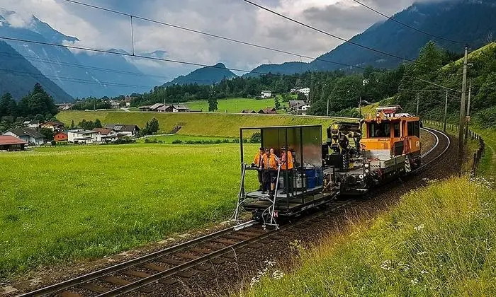 ABD0104_20190720 - BLUDENZ - ÖSTERREICH: ++ HANDOUT ++ ZU APA0183 VOM 20.7.2019 - In der Nähe von Bludenz in Vorarlberg hat die ÖBB Gleise auf einer Länge von etwa fünf Kilometern weiß eingefärbt. Damit soll dem Aufheizen der Schienen bei starker Sonneneinstrahlung vorgebeugt werden und Schienenverdrückungen oder Gleisverwerfungen verringert werden. Verläuft das Projekt erfolgreich, könnte es auf ganz Österreich ausgeweitet werden. - FOTO: APA/ÖBB - ++ WIR WEISEN AUSDRÜCKLICH DARAUF HIN, DASS EINE VERWENDUNG DES BILDES AUS MEDIEN- UND/ODER URHEBERRECHTLICHEN GRÜNDEN AUSSCHLIESSLICH IM ZUSAMMENHANG MIT DEM ANGEFÜHRTEN ZWECK UND REDAKTIONELL ERFOLGEN DARF - VOLLSTÄNDIGE COPYRIGHTNENNUNG VERPFLICHTEND ++