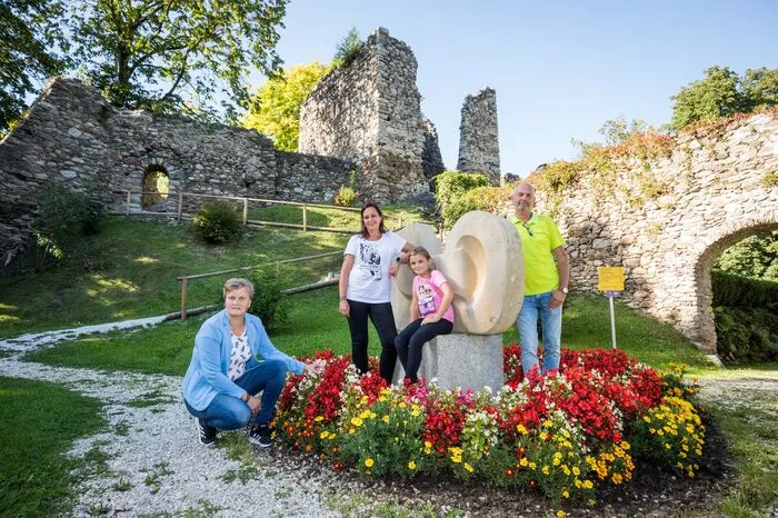Waltraud Mitterwallner, Daniela Fröhlich mit Tochter Saskia-Ivy und Ewald Gunzer freuen sich über den Erfolg