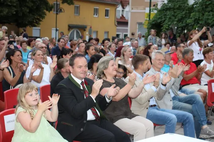 Unter den Gästen waren Bürgermeister Roman Neumann (Ligist), Bürgermeister Lukas Vogl (Krottendorf-Gaisfeld), Volksschuldirektorin Heidemarie Hohensinner, Obmann des Musikvereins Ligist-Krottendorf Mathias Klöckl, die Vizebürgermeister Karlheinz Komornyik und Sonja Wibner sowie Bürgermeister a.D. Johann Nestler.