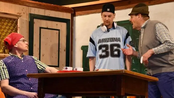 In Schöder wird wieder Theater gespielt: Die Theatergruppe Schöder bringt mit dem Lustspiel „Geht die Katze, tanzen die Mäuse“ heitere Unterhaltung auf die Bühne. 