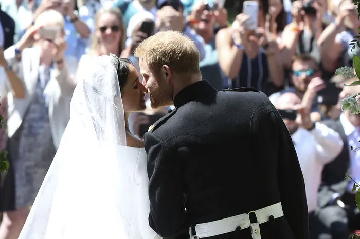 Mit ihrem Hochzeitskuss haben sie belegt, dass es sich um eine Liebesheirat handelt.