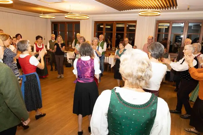 Bei stimmungsvoller Live-Musik wurden verschiedenste Volkstänze getanzt – ganz ohne Vorkenntnisse und ohne fixen Tanzpartner. 