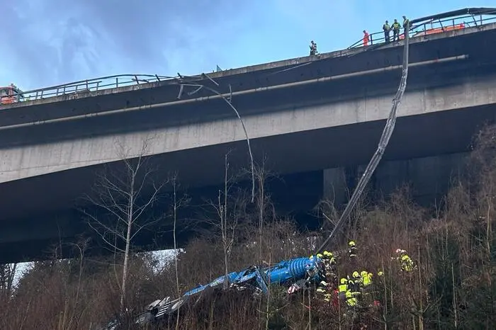 Das Schwerfahrzeug blieb im steilen Gelände liegen und geriet in Brand.