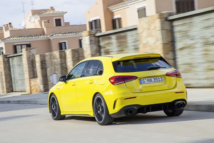 Mit den optionalen adaptiven Dämpfern kann der Fahrer zwischen drei unterschiedlichen Fahrwerkregelungen wählen. Als neues Feature bei den üblichen Fahrprogrammen verfügt der neue A 35 über „AMG Dynamics“: Diese integrierte Fahrdynamikregelung erweitert die stabilisierenden Funktionen des ESP um Eingriffe, die das Auto agiler machen.