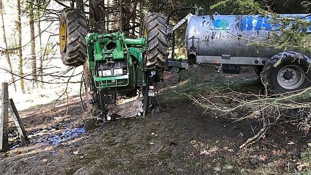Der Traktor war 200 Meter abgestürzt