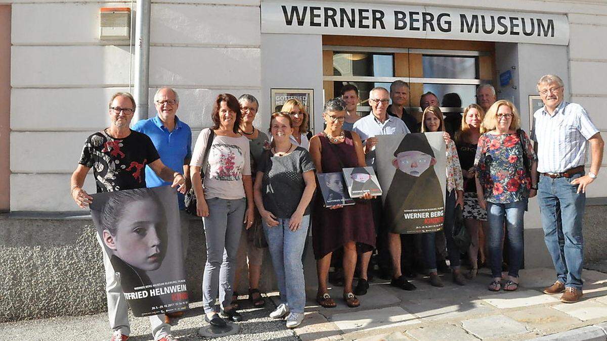 Eveline Käfel aus Feldkirchen (im Bild mit den beiden Katalogen) wurde am Samstag im Werner-Berg-Museum Bleiburg/Piberk als 10.000 Besucherin gefeiert 