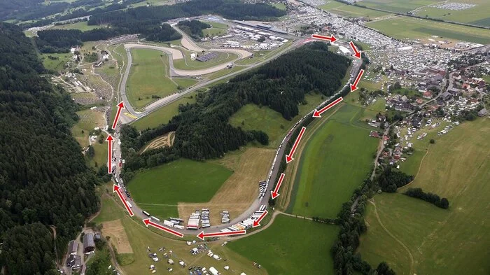 Die alte Westschleife wurde vor Jahren aus dem Streckenlauf des heutigen Red-Bull-Ring entfernt. Zu gefährlich sei es gewesen (rote Pfeile). Doch seit dem Vorjahr ist sie wieder in aller Munde: die Westschleife. Kann es ein Revival geben? Gebaut wurde bereits im vorigen Sommer.