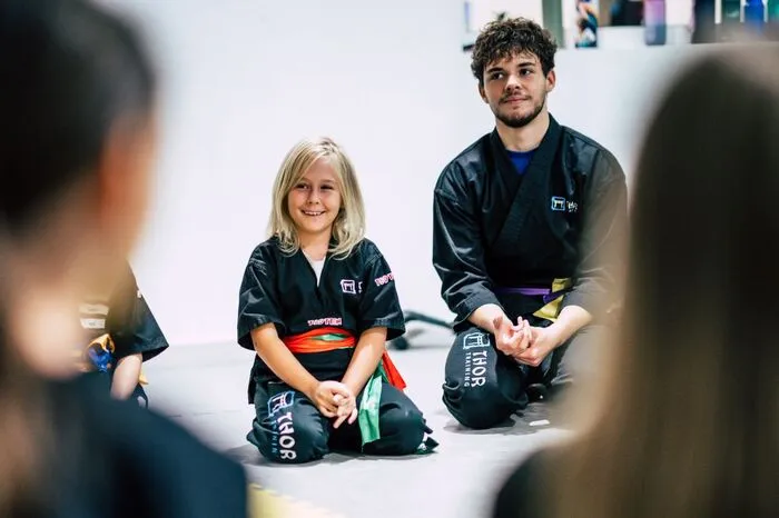 Beim Thor-Training macht man Selbstverteidigung. Mir gefällt es sehr gut, weil es anstrengend ist und man sich viel merken muss. Natalie (9)