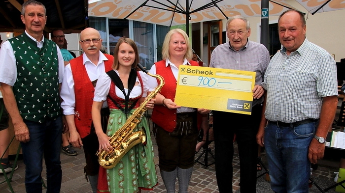 Im Rahmen des Konzertes der Blasmusikkapelle Kainachtal überreichte der örtliche Kameradschaftsbund mit Obmann Emmerich Raudner an Musikvereins-Obfrau Edith Marcher einen Scheck über 900.- Euro, der als Beitrag zum Ankauf eines Instrumentes, eines Saxophons, dient.  
