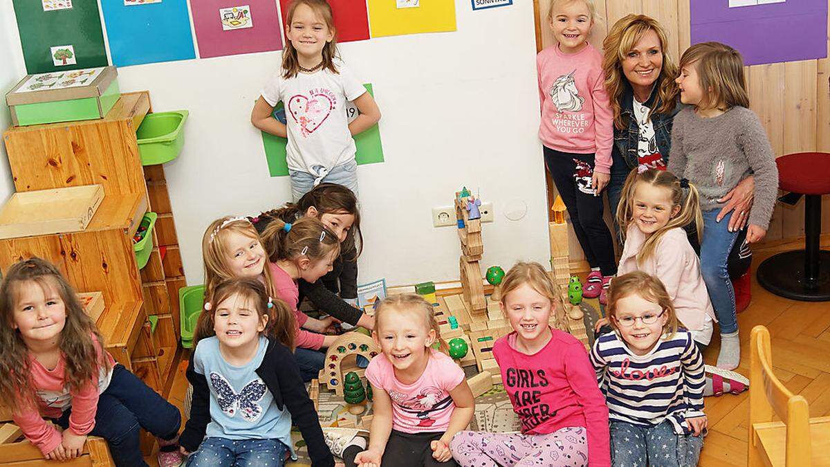 Spaß haben die Preitenegger Kindergartenkinder in der Bauecke. Im Bild mit Erzieherin Daniela Feimuth 