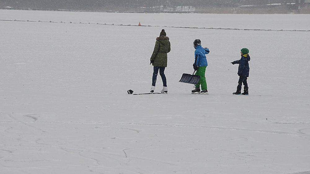 Obwohl teilweise Lebensgefahr herrschte, waren immer wieder Menschen am Eis des Ossiacher Sees