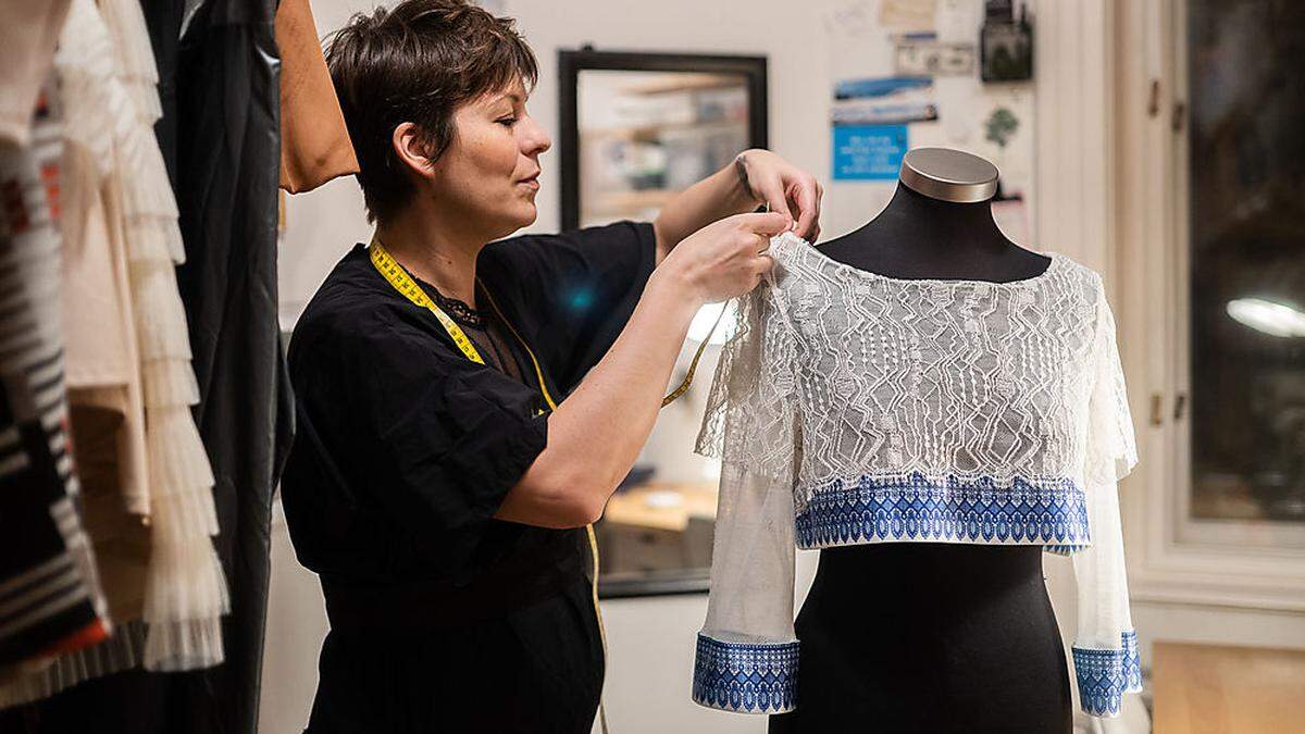 Marlen Sabetzer bei der Arbeit in an einem neuen Kleidungsstück