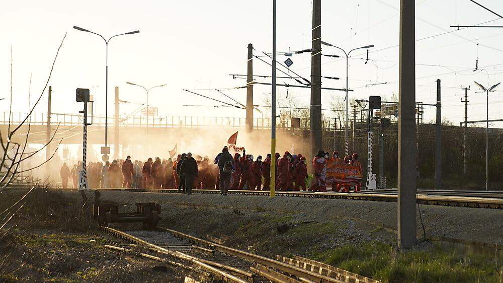 Aktivisten marschierten auf den Gleisen zur OMV-Raffinerie Schwechat