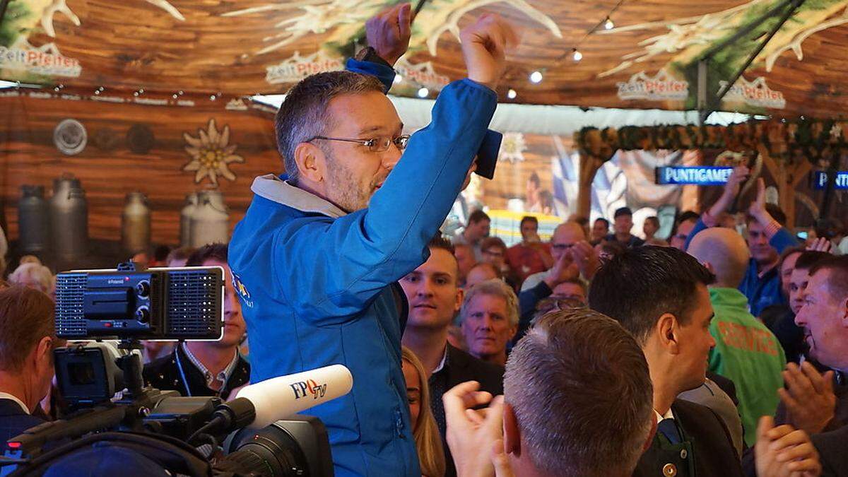 Herbert Kickl inmitten der jubelnden Menge