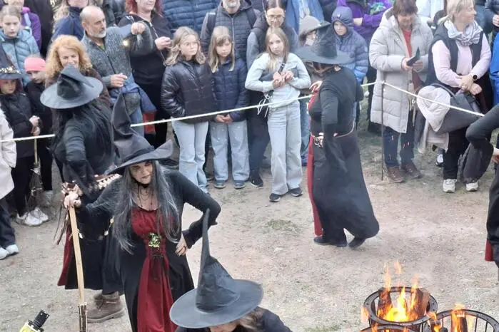 ...genau wie die Naaser-Hexen...