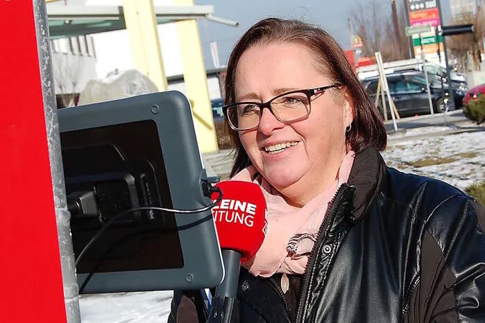 Auch Eva Seidl stören die fehlenden sicheren Wege für Fußgänger. "Ein zweiter Gehsteig in der Harter Straße wäre nett. Stadtauswärts gibt es einen auf der rechten Seite, stadteinwärts wäre auch noch einer fein."