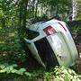 Der Lenker stürzte mit dem Pkw in ein Waldstück, der Wagen überschlug sich auf der steilen Böschung