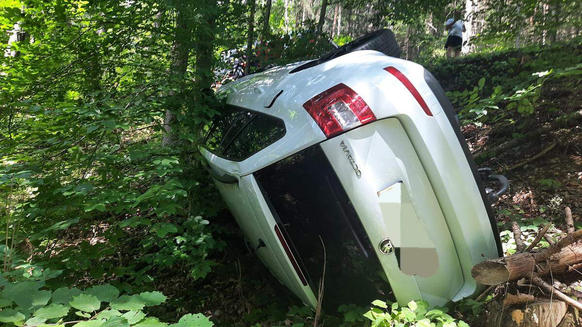 Der Lenker stürzte mit dem Pkw in ein Waldstück, der Wagen überschlug sich auf der steilen Böschung