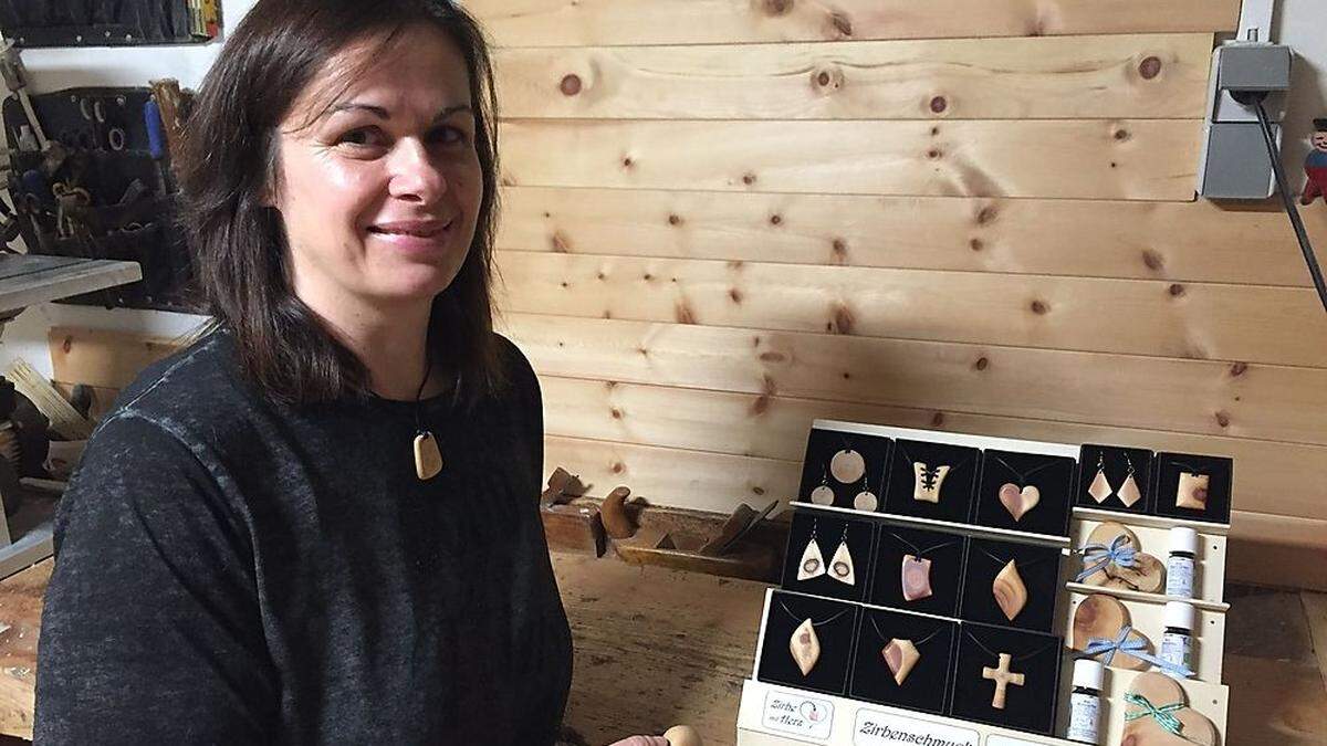 Alexandra Rehschützecker betreibt die Firma „Zirbe mit Herz“ in Zeltweg