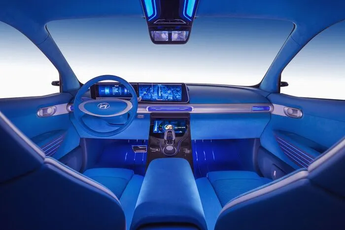 Der Antriebsstrang an sich wurde kräftig überarbeitet. Für Hyundai ist er mittlerweile die vierte Generation dieser Technologie. Sie arbeitet um 10 Prozent effizienter, ist um 20 Prozent leichter und verfügt um eine 30 Prozent höhere Leistungsdichte als jener, der im ix35 FCEV verbaut war. Die Koreaner versprechen, dass sich dadurch eine Reichweite von bis zu 800 Kilometern ergeben soll.