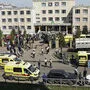 Auf Amateurvideos war zu sehen, wie Rauch aus einem mehrstöckigen weißen Gebäude stieg.