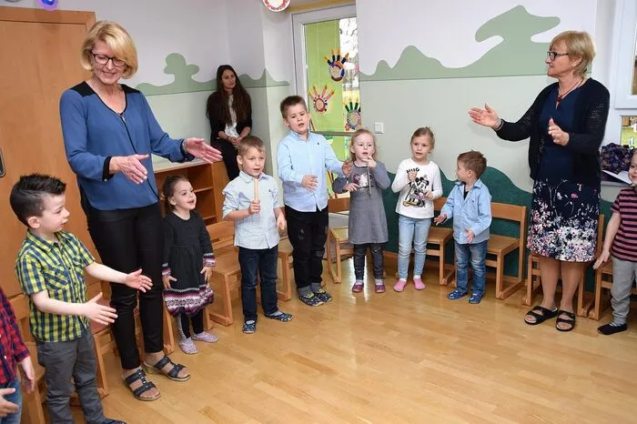 Die Kinder begingen den Tag gemeinsam mit Kindergartenleiterin Christine Schuchlenz und Helferin Maria Gottlieb sowie Eltern und Großeltern mit einem bunten Programm.