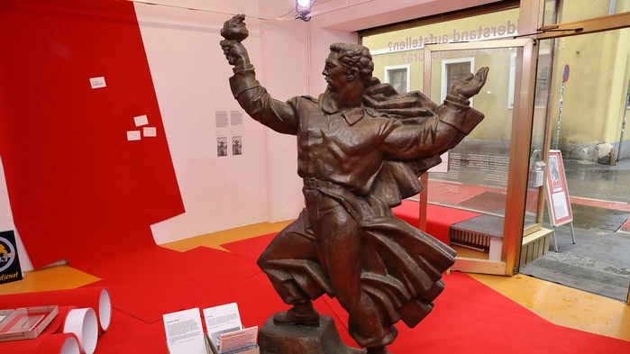 Skulptur des Fackelträgers in der Ausstellung „Widerstand aufstellen? / Ustanovitev odpora?“