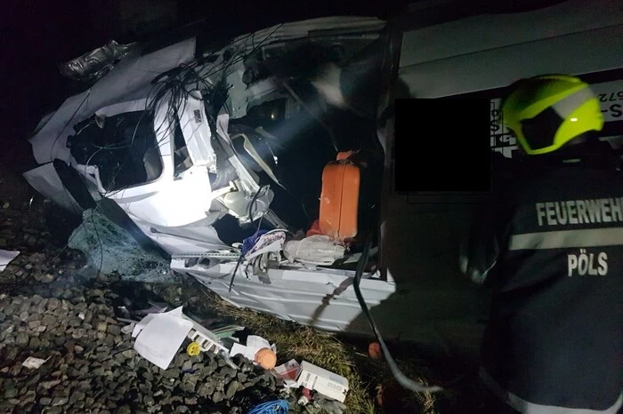 Weil sich das Auto unter dem Zug verkeilt hatte, war die Südbahnstrecke stundenlang gesperrt.