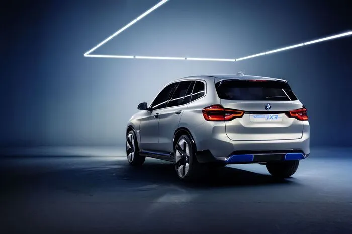 Bei der Optik macht die Studie einen Spagat zwischen der elektrischen Submarke i mit den typischen blauen Akzenten und den klassischen BMW-Insignien, wie den Doppelnieren an der Front, die beim Elektroauto natürlich geschlossen sind.
