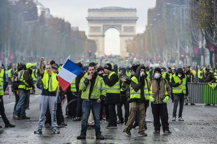 Mehrere hundert "Gelbwesten" haben am Samstagmorgen auf den Champs-Elysees in Paris gegen hohe Benzinpreise und Lebenshaltungskosten protestiert.