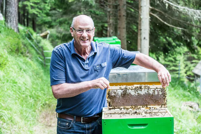 Rüstzeug für den Erfolg Alois Gasser ist als Meister der Bienenwirtschaft Leiter der Belegstelle auf der Paternioner Alm, wo Königinnen gezielt mit geeigneten Drohnen begattet werden. „Durch die Meisterprüfung konnte ich mir das Rüstzeug für eine erfolgreiche, zukunftsorientierte Betriebsführung aneignen. Theorie und Praxis werden vereint, wodurch ein effektiveres Arbeiten in meiner Imkerei möglich ist. Sehr wertvoll sind auch die Treffen mit den Meistern, wo wir uns fachspezifisch austauschen und jeder Einzelne von Wissen und Erfahrung der Gemeinschaft profitiert.“