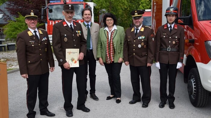 Die Feuerwehr Hieflau (Gemeinde Landl) konnte die Segnung und Übergabe eines neuen Feuerwehrfahrzeuges feiern: einem LKW-A mit zwei Rollcontainern.  