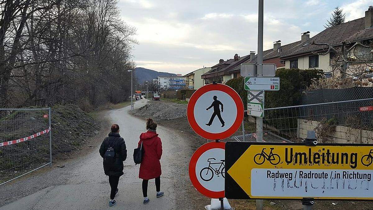 Lange Zeit ein Ärgernis, jetzt aber wird der R2 vom Pongratz-Moore-Steg nach Norden asphaltiert