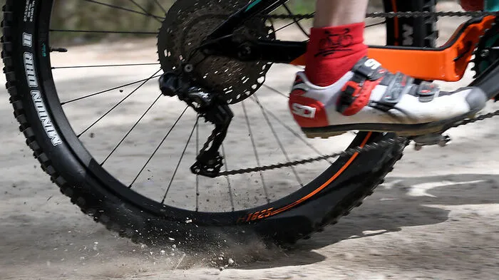 Die Mountainbikerin kam bei einer Bodenwelle zu Sturz