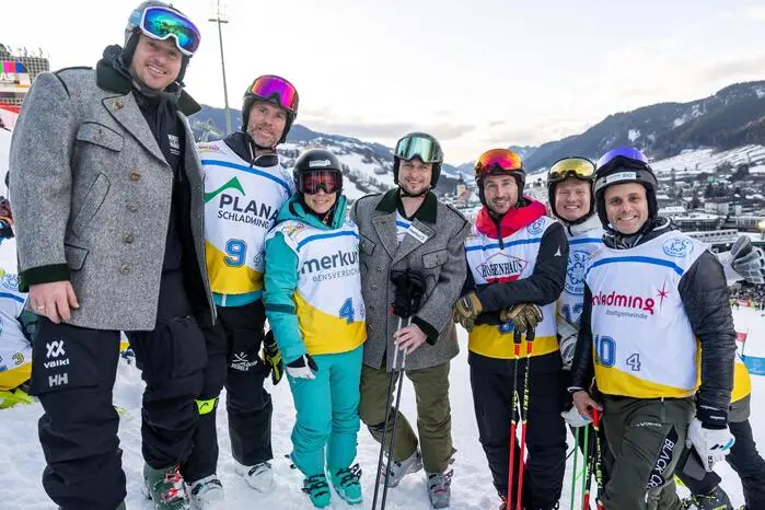 Mit dabei waren unter den strengen Augen des Rennleiters und Schauspielers Ferdinand „Kommissar Rex“ Seehofer, unter anderem Sängerin Melissa Naschenweng, Schauspielerin Valerie Huber sowie die Ex-Ski-Weltmeisterinnen Elisabeth Görgl und Nici Schmidhofer. Klicken Sie sich durch die Bilder!