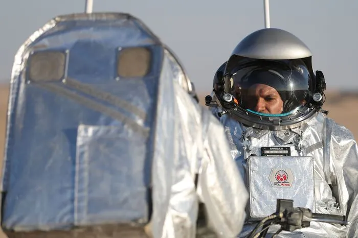 "Macht uns stolz während Eures Aufenthaltes am roten Planeten", gab die Flugdirektorin Laura Zanardini in Innsbruck dem Field-Commander in der Dhofar-Wüste im Oman noch via Telefon mit. Ab diesem Zeitpunkt wurde der Oman für die Teilnehmer der Mission AMADEE-18 zum Mars.