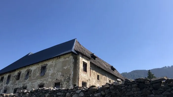 Malerisch liegt das Schloss Hanfelden im Pölstaler Ortsteil Unterzeiring.