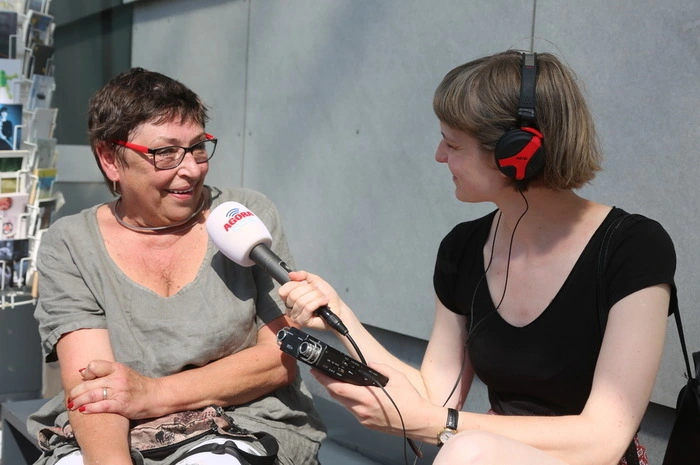 Gerlinde Schiestl und Andrea Kral von der Steirischen Gesellschaft für Kulturpolitik gingen in der Aktion „Schmusekatze“ mit österreichischen und slowenischen Künstlern auf die Grenzbrücke von Bad Radkersburg.