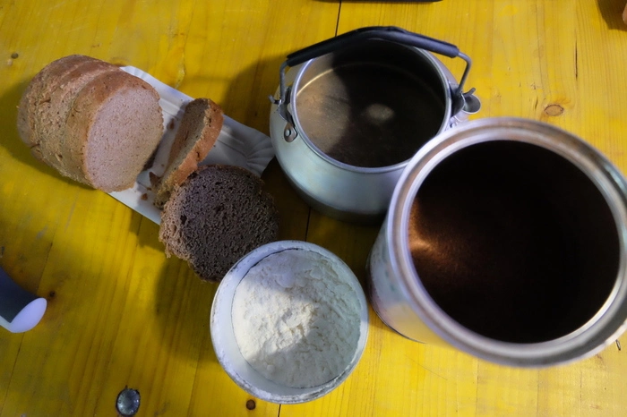 So könnte ein Frühstück aus dem Notvorrat aussehen: Kaffee- und Milchpulver, Tee aus dem Wasserkocher, Brot aus der Dose.