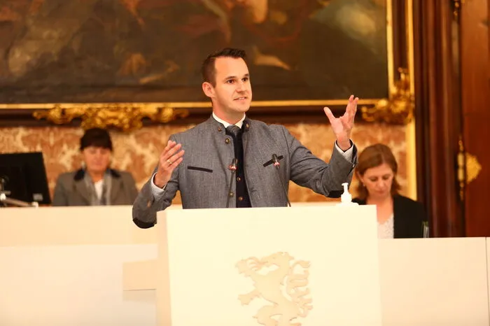 "Corona darf nicht als Universalausrede dienen", betont Stefan Hermann (FPÖ). Die "Misswirtschaft der letzten Jahre" führe dazu, dass die Schulden bis 2025 auf mehr als sechs Milliarden Euro steigen. Reformen würden nicht angepackt. Gleichzeitig falle es Gemeinden immer schwerer, ausgeglichen zu arbeiten. Auch bei den Sozialhilfeverbänden sei zu wenig passiert. Kritik gibt es auch an den Sozialunterstützungsausgaben, von denen Ausländer überproportional profitieren würden. Und das höhere Klimaschutzbudget müsse man kritisch hinterfragen. Lob der FPÖ gibt es für mehr Mittel in der Infrastruktur und in der Pflege. 