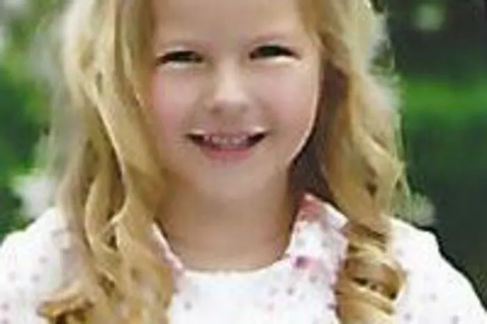Luisa Anna Pichler (6) aus Hofkirchen ist froh, dass endlich alle vier Kerzen auf dem Adventkranz brennen und kann es kaum erwarten, dass heute das Christkind kommt.
