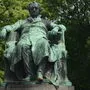 Goethe, hier sein Denkmal im 1. Bezirk in Wien, hat mit seinen Gedichten in die Software "Lisa" Eingang gefunden