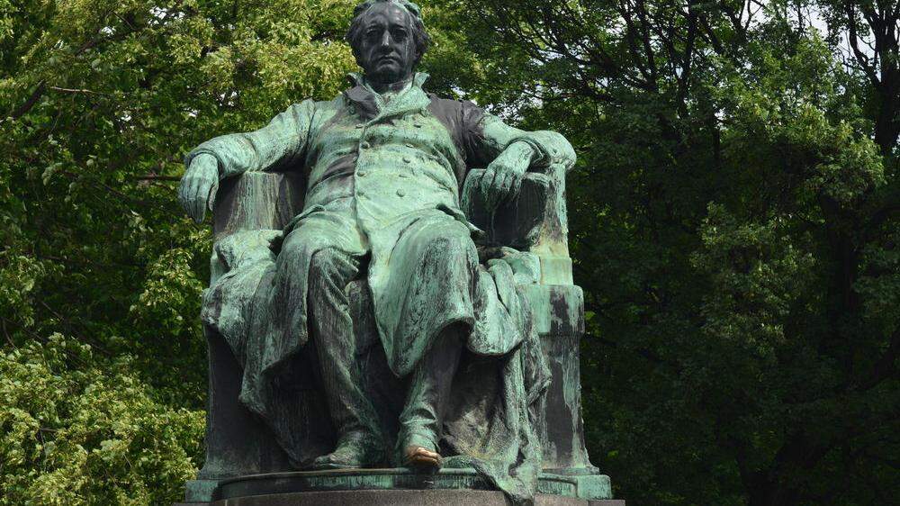 Goethe, hier sein Denkmal im 1. Bezirk in Wien, hat mit seinen Gedichten in die Software &quot;Lisa&quot; Eingang gefunden