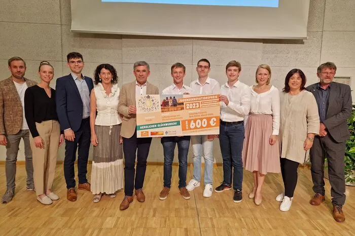 Manuel Müller (6.v.l.), René Kathar und Sebastian Frühwirth, mit Sponsoren des Projekts, Jurorin Eva Adamer-König und Vertretern des Regionalmanagements sowie Ehrengästen