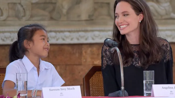 Rund ein Jahr nach dem Start der Dreharbeiten feiert Hollywood-Star Angelina Jolie (41) die Premiere ihres komplett in Kambodscha produzierten Kriegsdramas "First They Killed My Father".