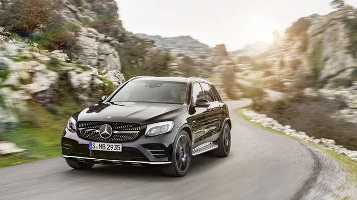 Mit dem 43 4MATIC machen die Kollegen von AMG der GLC-Baureihe von Mercedes Beine: Und zwar mit einem 367 PS starken 3-Liter-V6-Biturbomotor, dem Automatikgetriebe 9G-Tronic mit verkürzten Schaltzeiten und dem heckbetont ausgelegten Allradantrieb AMG Performance 4Matic.